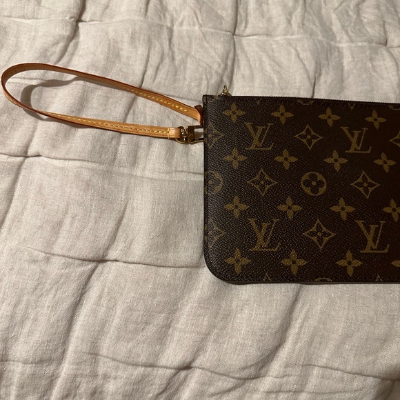 Like NEW! AUTHENTIC MONOGRAM LOUIS VUITTON WRISTLET.No signs of wear in or out. - Picture 4 of 10